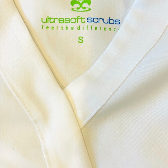 White scrub top Small - Picture 3 of 3